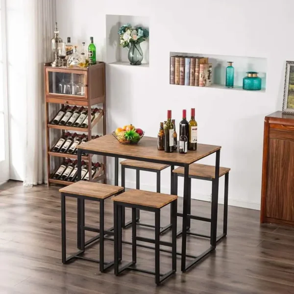 طقم سفرة معدن بسطح خشب